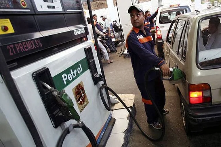 Middle East Conflict May Force India to Raise Fuel Prices: RBI Governor - null