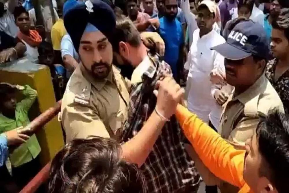 'Real Hero': This Sikh Cop Is Winning Hearts For Saving Muslim Man From Mob Attack