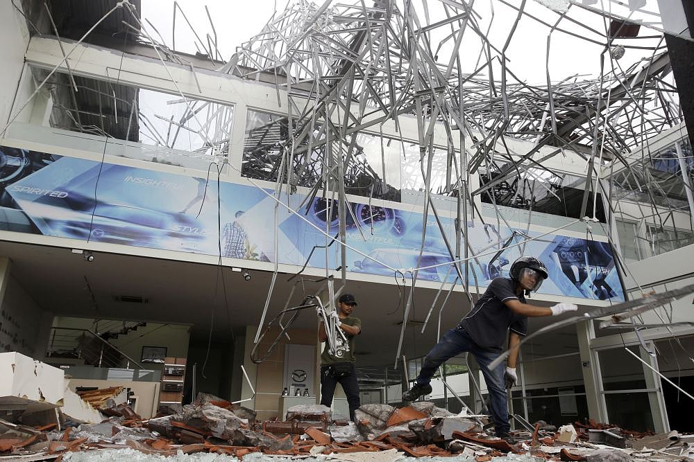 1,200 Tourists Being Evacuated From Earthquake Hit Islands In Indonesia
