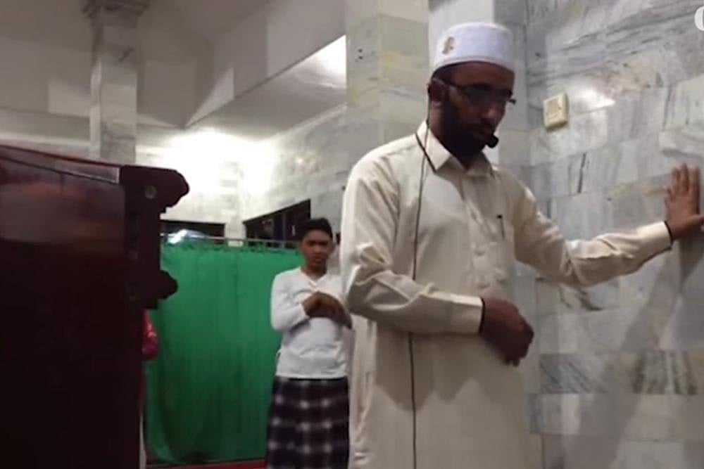 Video: Indonesian Imam Continues Leading Prayer As Earthquake Hits