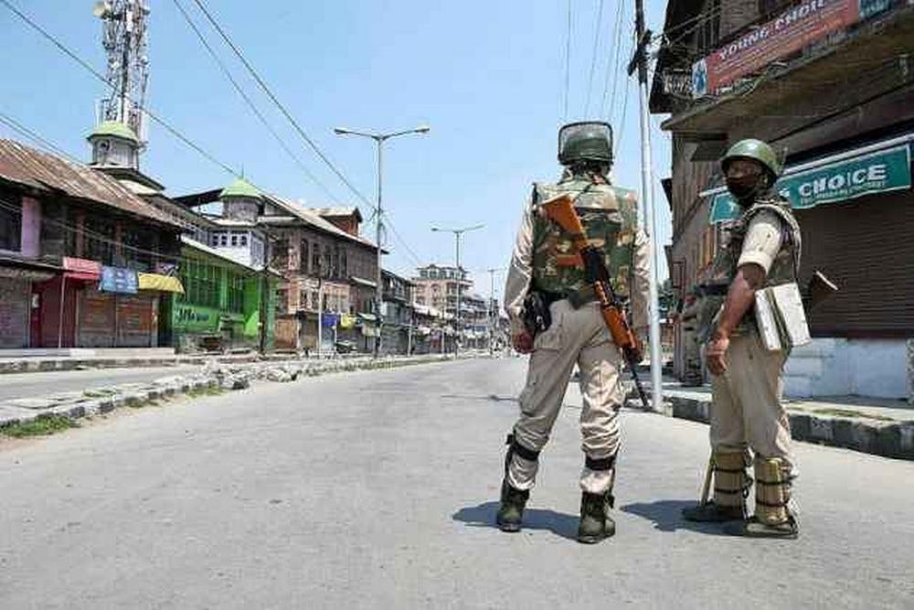 Police Officer Flees With Five AK-47 From PDP MLA's House In Srinagar