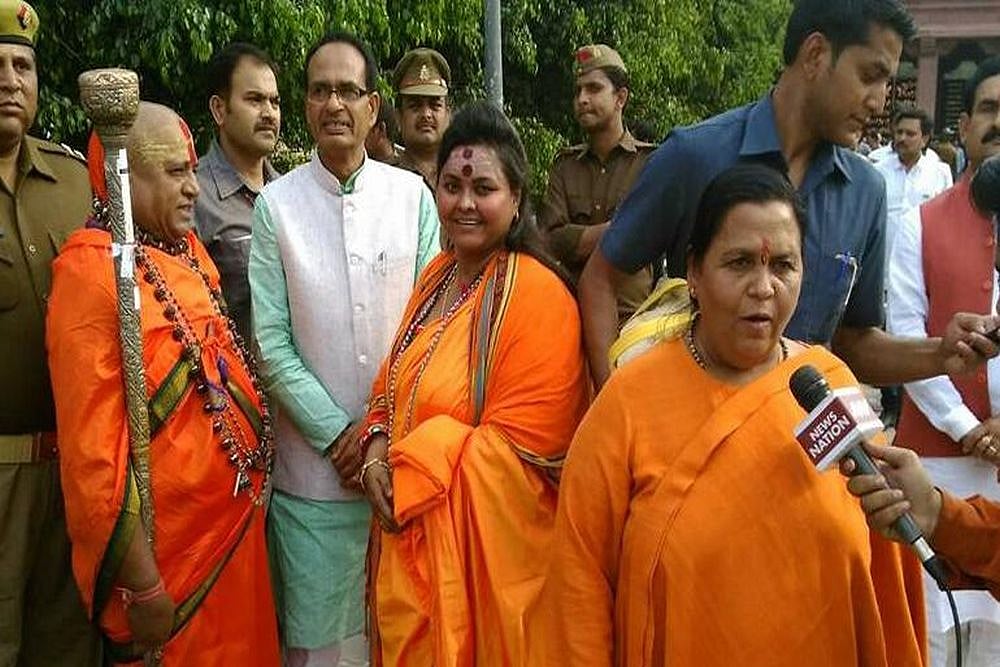 Shivraj Singh Chouhan, Uma Bharti Seen With Hindu Mahasabha Leader Who Shot At Gandhi Effigy