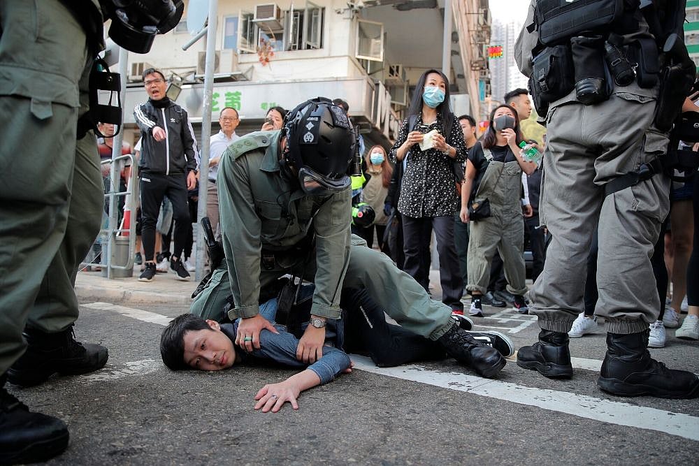Hong Kong Police Shoot Protester As Flash Mob Rallies Target Rush Hour