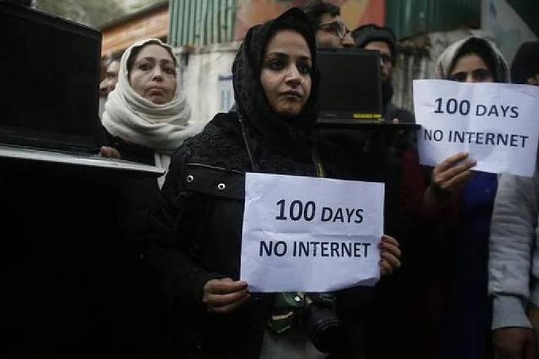 Kashmiri journalists hold placards and protest against Internet shutdown in Kashmir | - PTI