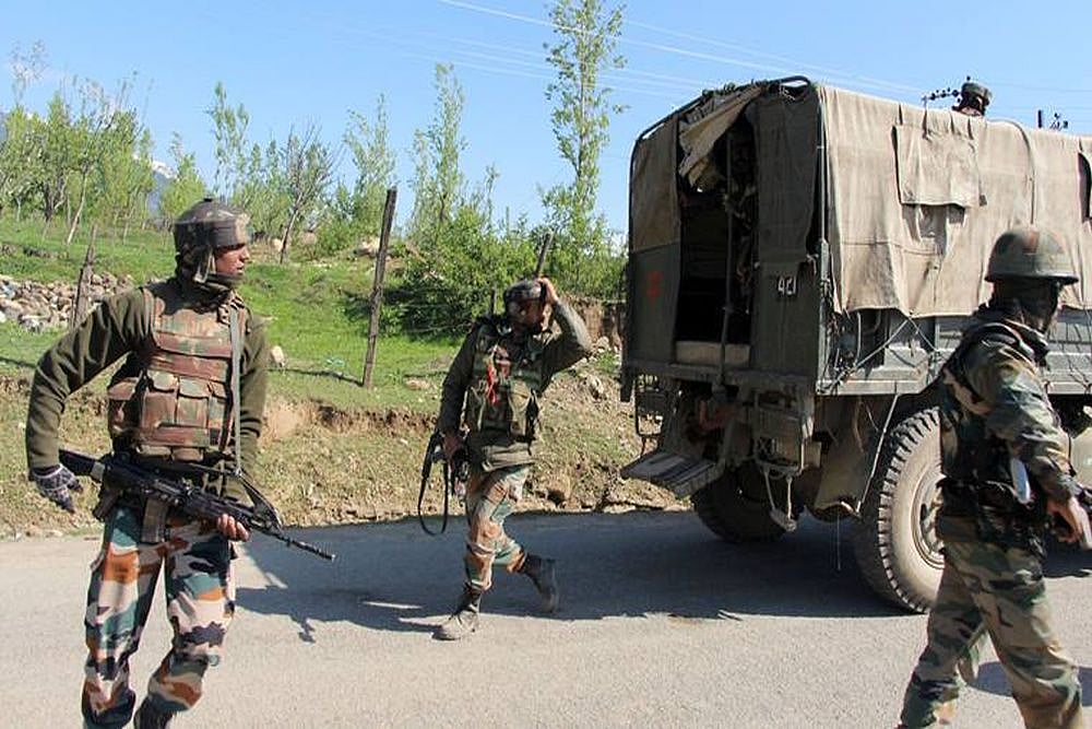 | PTI : Indo-Pak Tension: Pak Shelling Continues Along LoC, India Responds Firmly