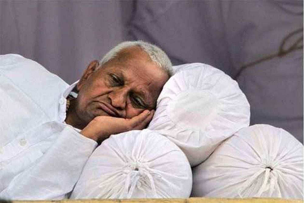 As Anna Hazare's Hunger Strike Over Lokpal Enters Day 5, Villagers In Ahmednagar Block State Highway