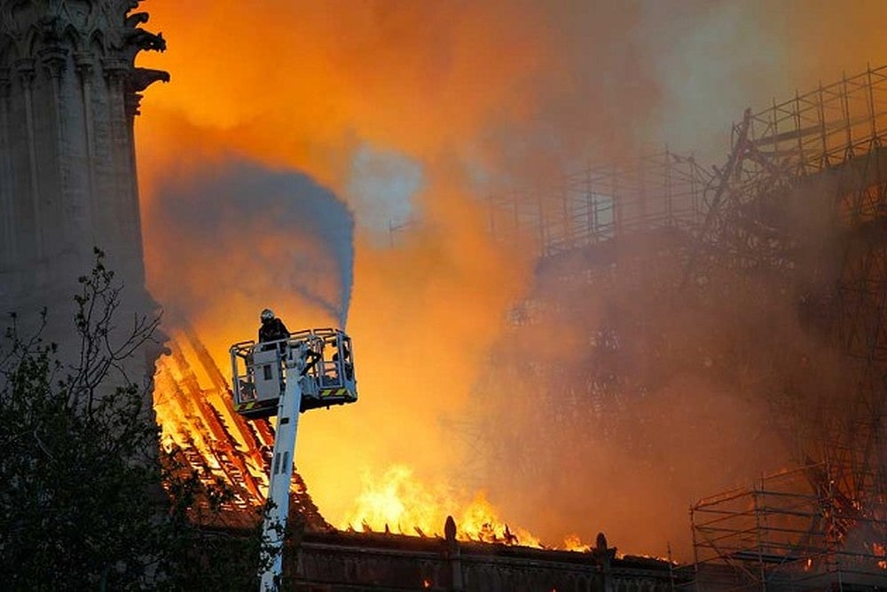 France Applauds Bravery Of The Notre Dame Firefighters, Pays Tribute
