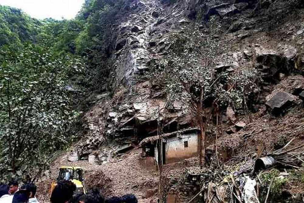 Heavy landslides in Jammu and Kashmir lead to traffic jam in the Jammu-Srinagar national  highway
