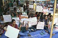 Junior Doctors' Protest In Calcutta Leads To Virtual Shutdown Of Healthcare Services In Bengal Junior Doctors' Protest In Calcutta Leads To Virtual Shutdown Of Healthcare Services In Bengal