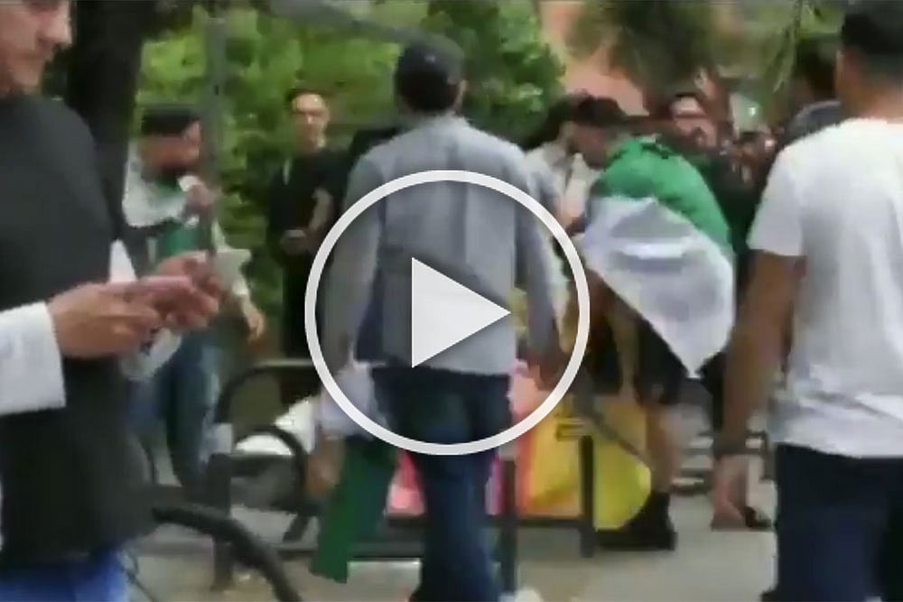 Cricket World Cup, PAK Vs SA: Deplorable! Pakistan Fans Tear Down Posters In London – WATCH