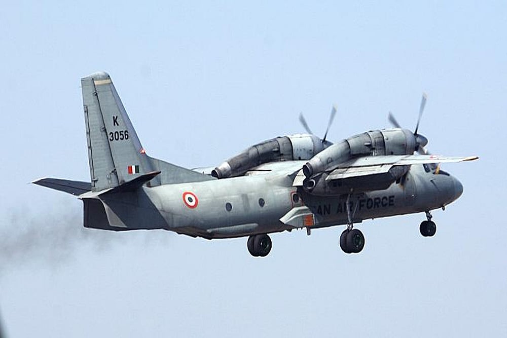 Indian Navy aircraft makes an emergency landing in Goa airport - null