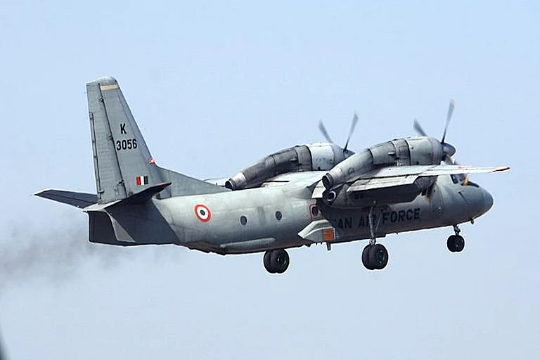 Indian Navy aircraft makes an emergency landing in Goa airport - null