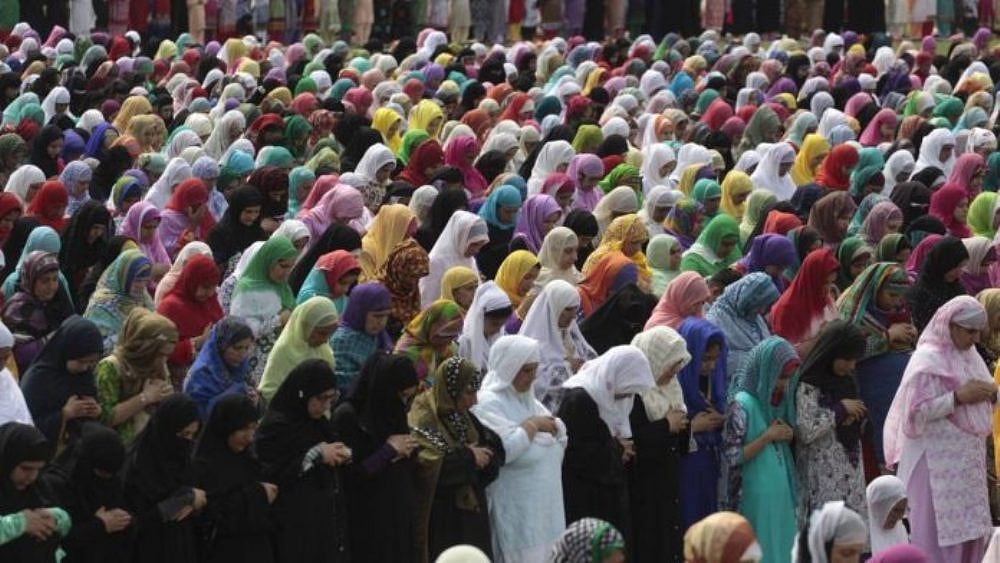 Muslim Women Allowed To Enter, Offer Prayers In Mosques, AIMPLB Tells SC - null