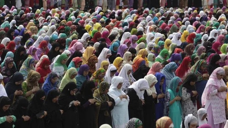 Muslim Women Allowed To Enter, Offer Prayers In Mosques, AIMPLB Tells SC - null