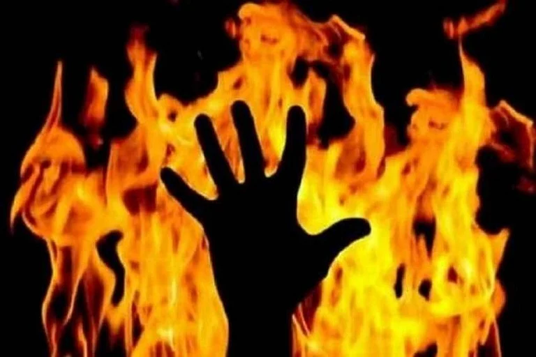 New York: man sets woman on fire on a subway - null