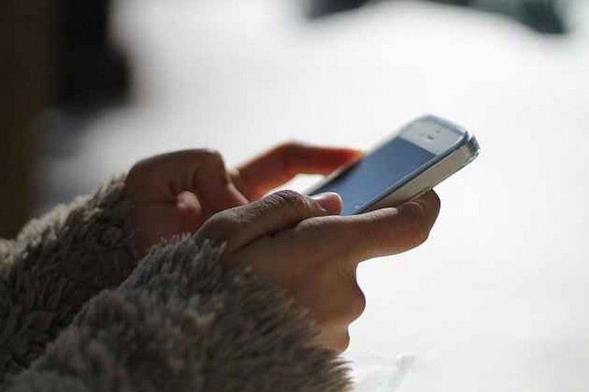 Karnataka Teen Girl Exposes Father's Extra-Marital Affair While Taking Online Classes