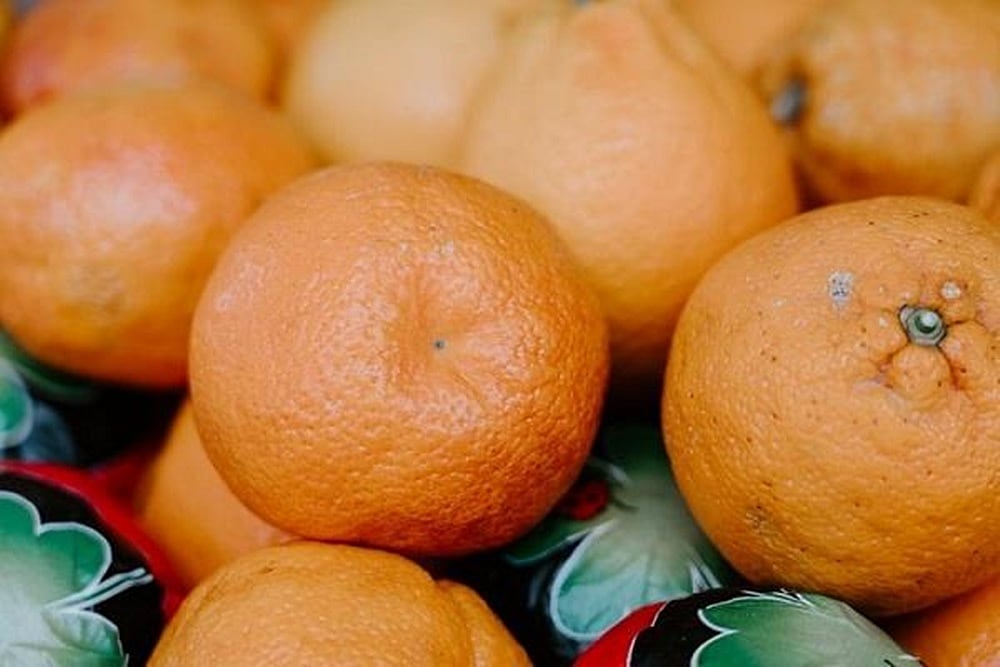 Bizarre! 4 Chinese Men Eat 30 Kg Oranges In Half An Hour To Avoid Paying Extra Baggage Fee