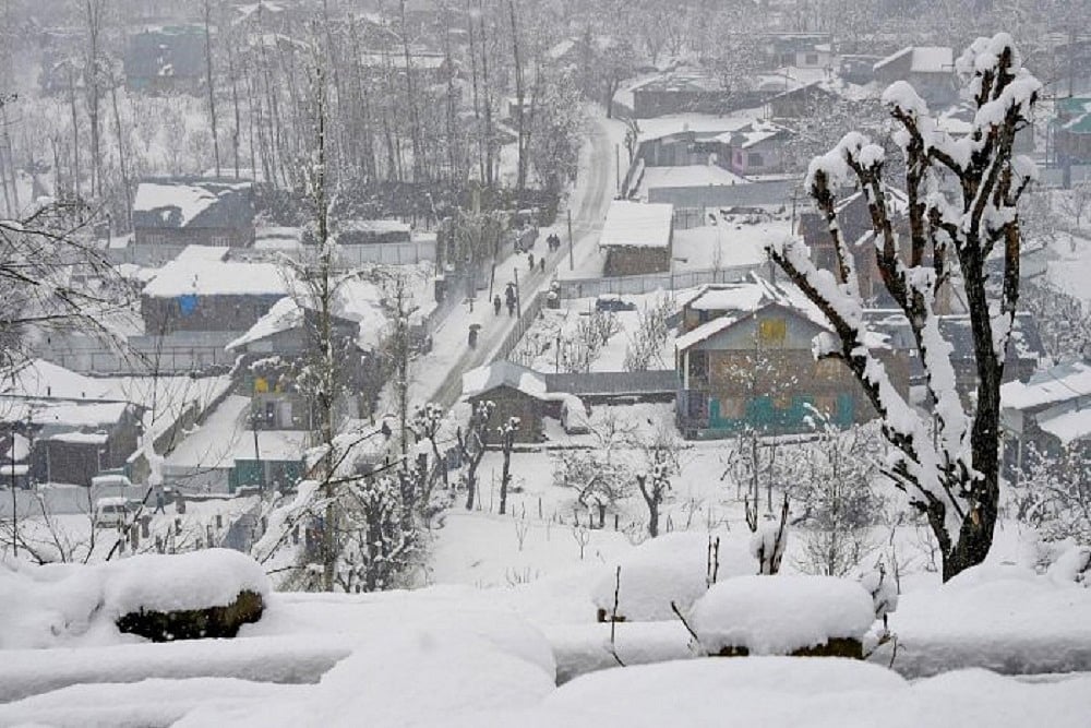 Air, Roadways Remain Blocked On Second Day As Kashmir Sees Heavy Snowfall