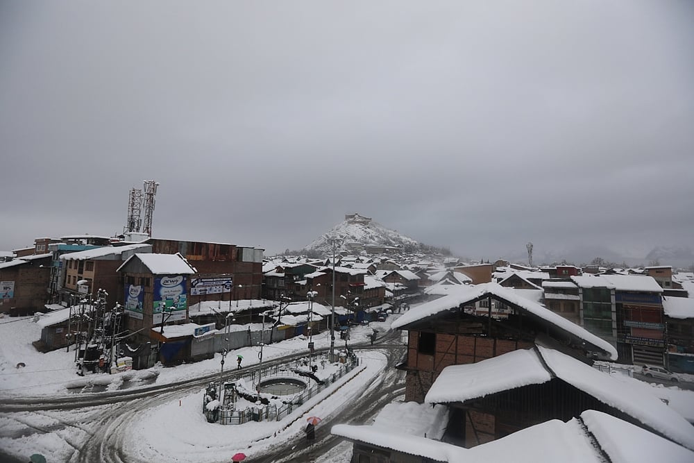 Tourists Walk To Airport, Candidates Miss Exams As J-K Govt Turns Mute Spectator