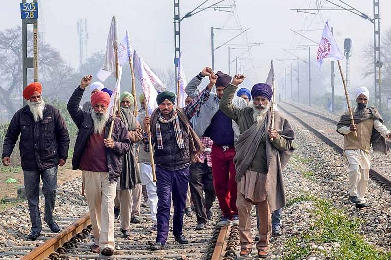 Farmers arrested at Thanjavur Railway station 