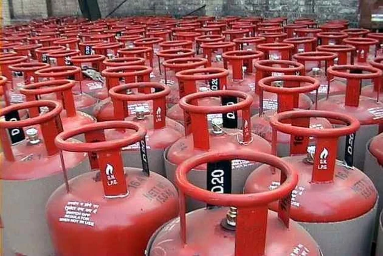 Domestic LPG Price Hike: Cooking Gas Rates Up by Rs 29 per Cylinder - null