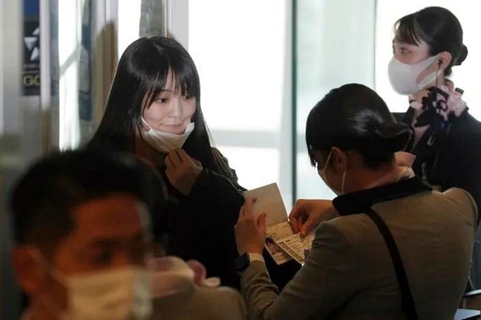 Japan's Former Princess Leaves For US With Her Commoner Husband
