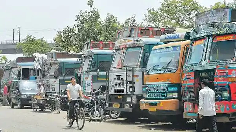 Delhi Pollution: Noida Police Issues Traffic Advisory As Delhi Bans Entry Of Goods Vehicles - null