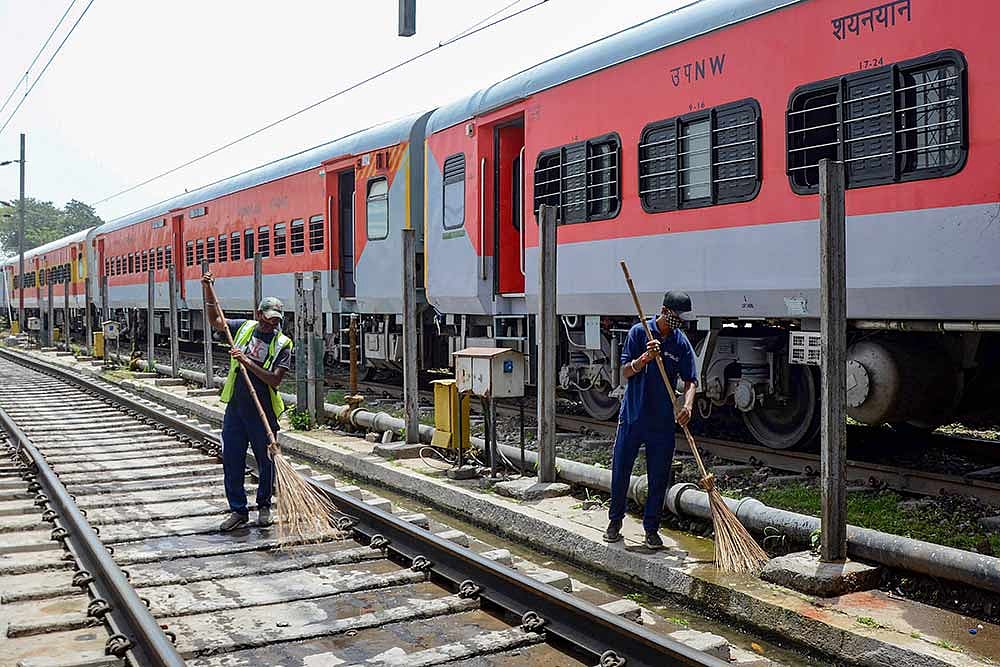 UP: Upset with husband, woman jumps in front of moving train with 2 children