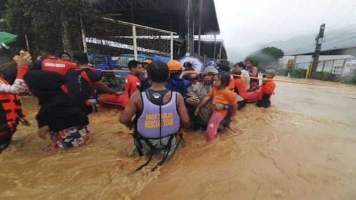 Philippines: Typhoon 'Rai' Leaves 12 Dead, Traps People On Roofs