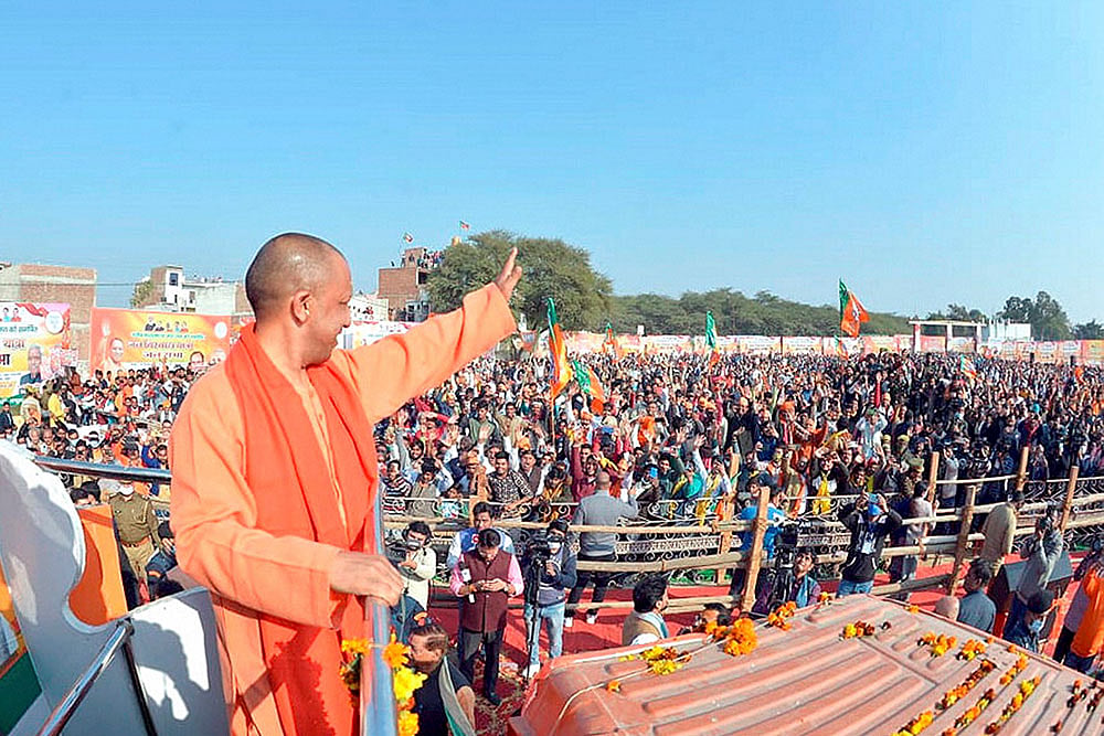 Yogi Initiates Campaign For Distributing Smartphones To 1 Crore Students Of UP