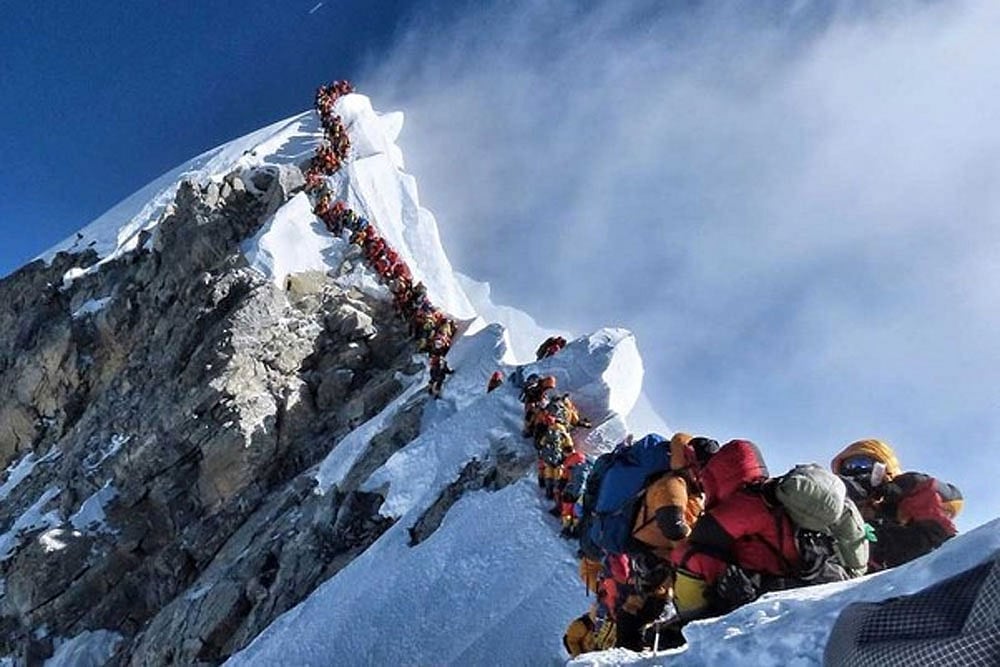 Over 850 Hikers Rescued from Everest 