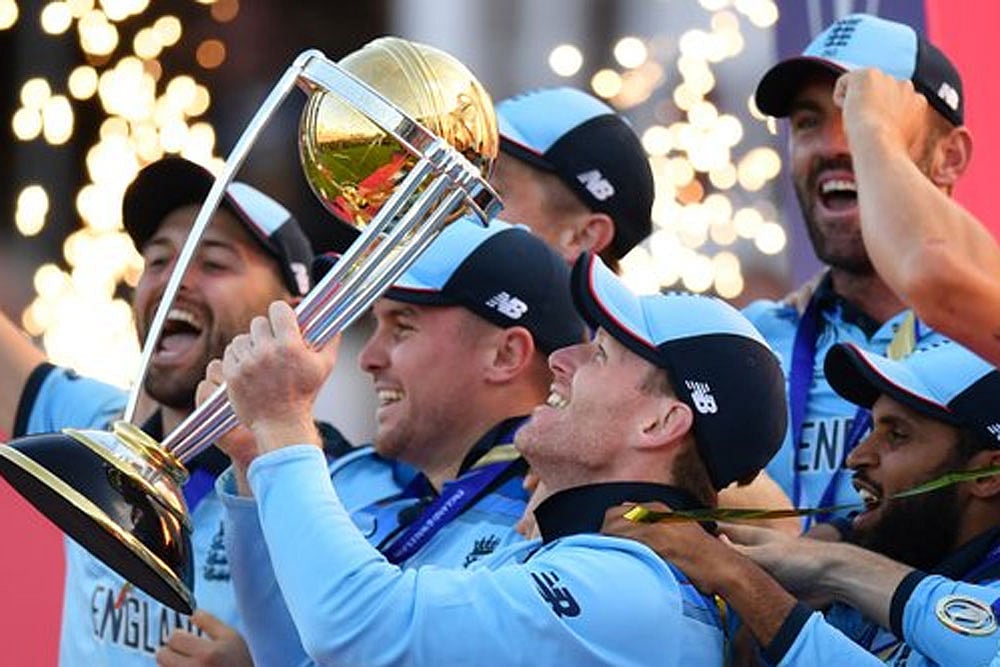 England national cricket team with the ICC ODI World Cup Trophy.