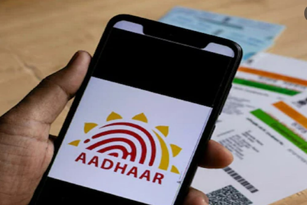 Now, Postmen Will Update Mobile Number On Your Aadhaar Card Right At Your Doorstep