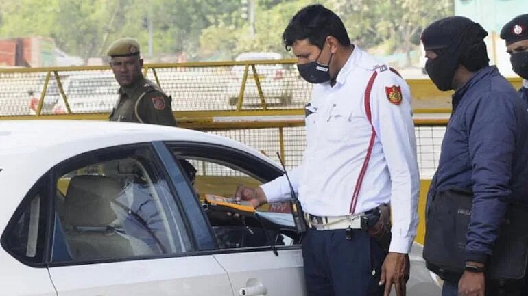 Delhi Police issuing a challan for not wearing a mask while being on road