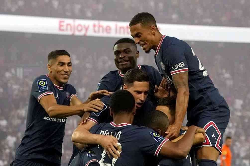 Paris Saint-Germain Fans Cheer On Lionel Messi Before 4-2 Win; Nice Routs Lille 4-0