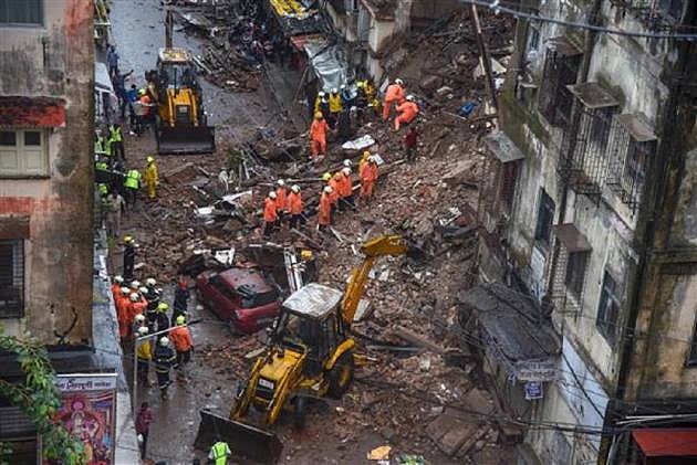 Roof collapses due to heavy rainfall in Pakistan