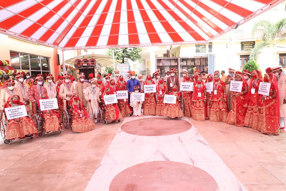 In A Mass Wedding, 21 Differently-Abled Couples Urge People ‘To Get Vaccinated’  And ‘Say No To Dowry’