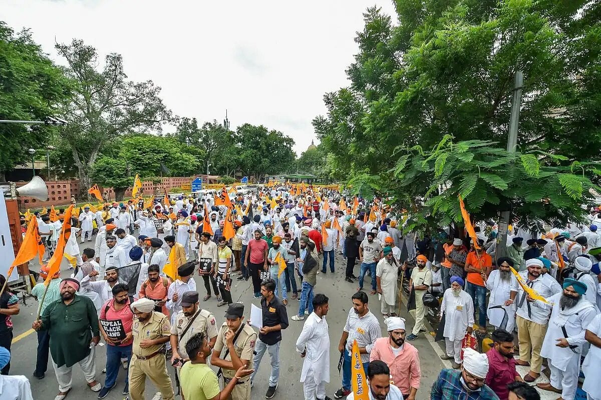 Police Detains Akali Dal President Sukhbir Singh Badal & Minister Harsimrat Kaur From Protest March Against Farm Laws - null