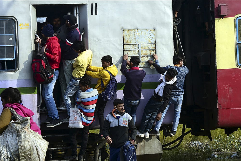 Large Crowds In Local Trains Flout Covid Norms In West Bengal