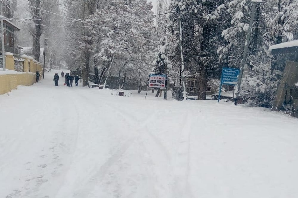 Himachal: Rohtang Tunnel Remains Shut For Tourists After Heavy Snowfall, IMD Issues Yellow Alert For Rain