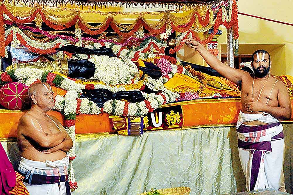 Mysterious Powers Of Lord Aththi Varadhar Turns Kanchipuram Into Another Tirupathi