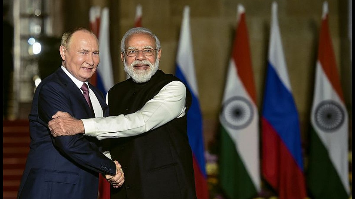 PM Narendra Modi with Russian President Vladimir Putin.(File-Representational image)