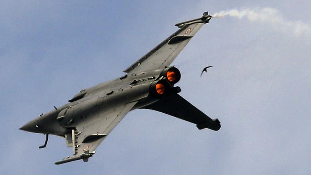 Rafale fighter jet performs its demonstration flight at Paris Air Show.(Representational image)