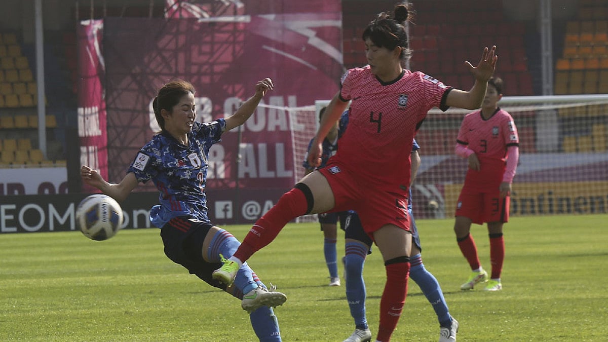 Japan's Risa Shimsu (Blue) and South Korea's S Y Shim in action.
