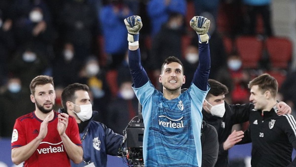 Osasuna goalkeeper Sergio Herrera celebrates after saving a penalty against Sevilla.