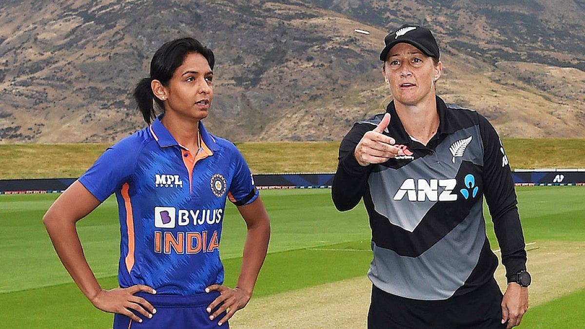 Captains Harmanpreet Kaur of India and Sophie Devine of New Zealand at the toss.
