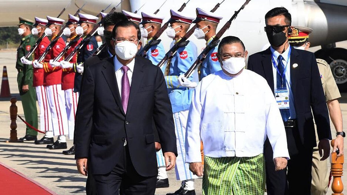 Cambodian PM says officials must master mobile internet