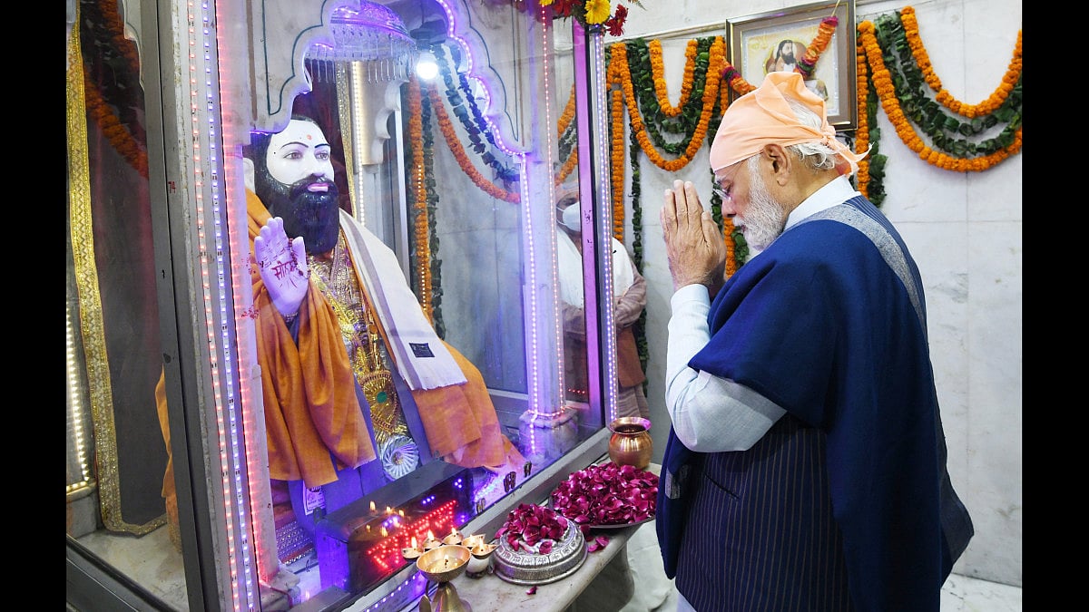 PM Modi Offers Prayers At Ravidas Temple