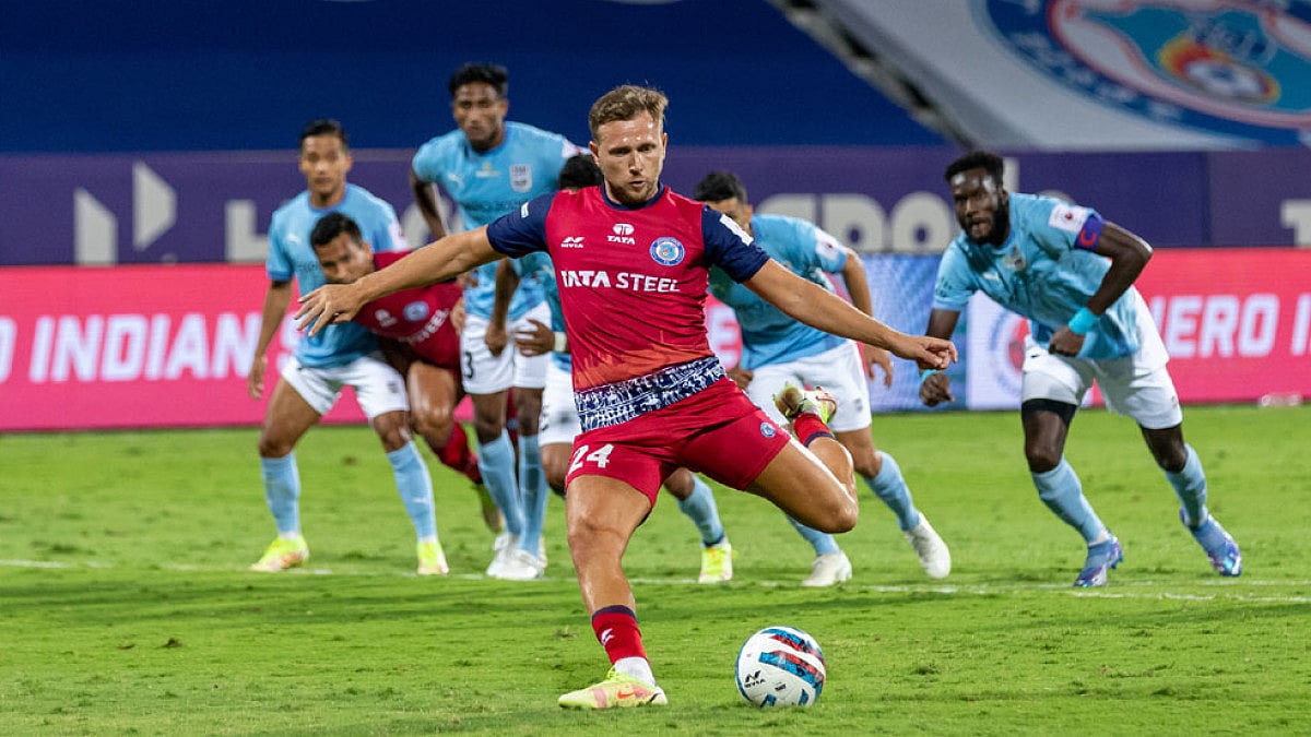 Jamshedpur FC's Greg Stewart takes a penalty against Mumbai City during their ISL 2021-22 match.