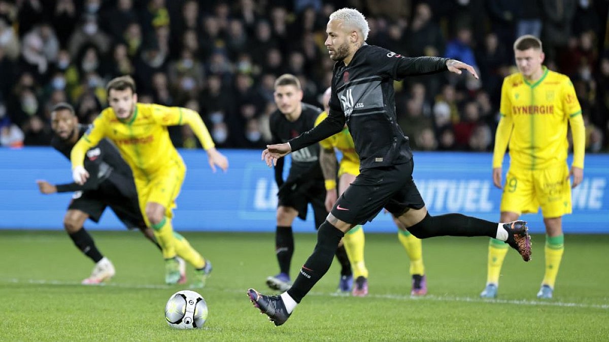 PSG's Neymar runs with the ball during his side’s Ligue 1 match against Nantes on Feb.19, 2022.